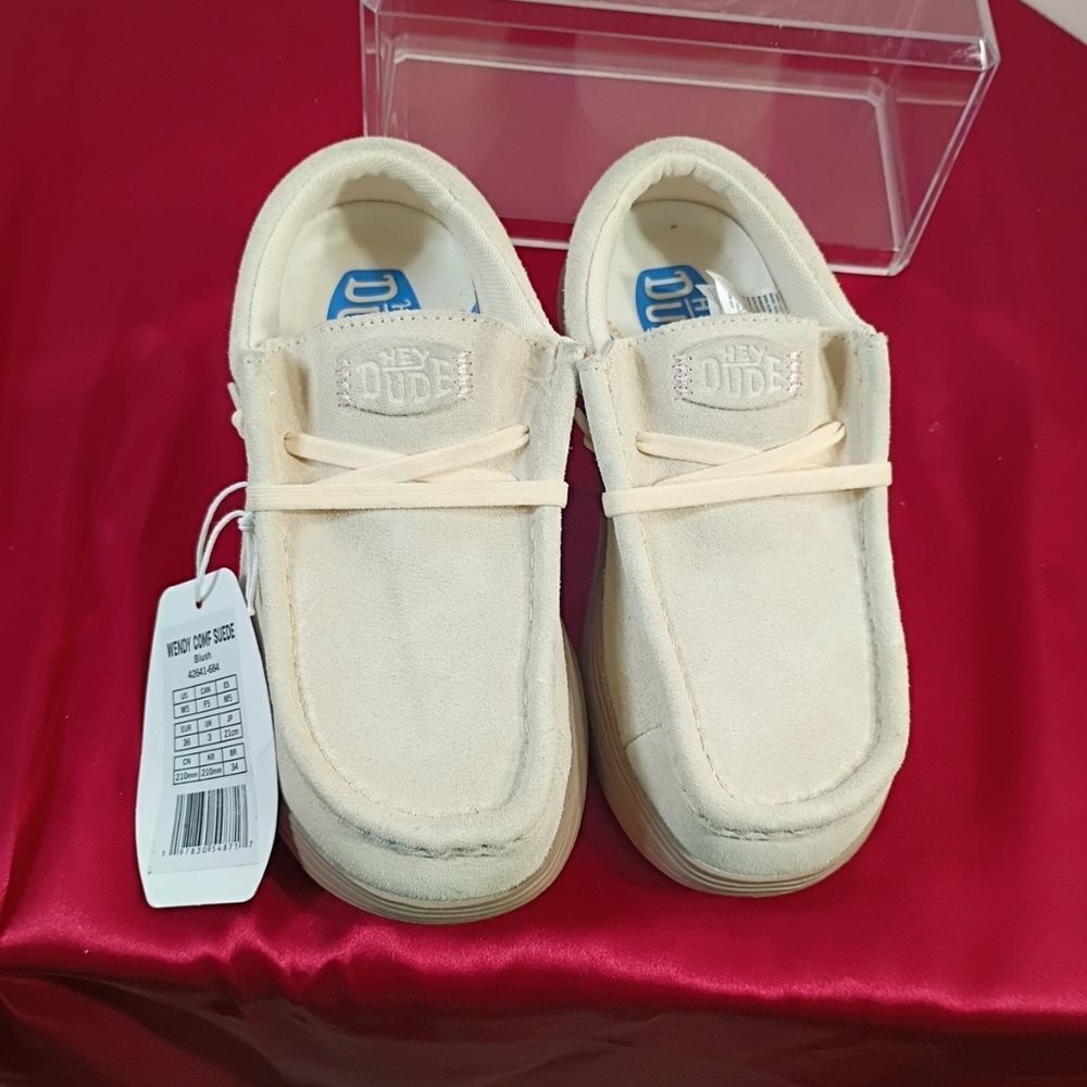 Hey Dude Wendy Comf Suede Women’s Size 5 Blush New With Small Mark On R Shoe - Picture 8 of 10